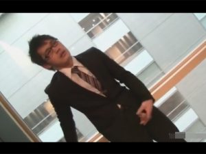 【ゲイ動画】変態眼鏡リーマンがオフィスビルで大胆露出…廊下やトイレと人が来そうな場所でオナニー！