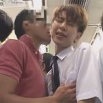 【ゲイ動画】デカマラのジャニ系の男子校生が電車で痴漢されて車両内でハッテンし立ちバックでアナルセックス！