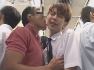 【ゲイ動画】デカマラのジャニ系の男子校生が電車で痴漢されて車両内でハッテンし立ちバックでアナルセックス！
