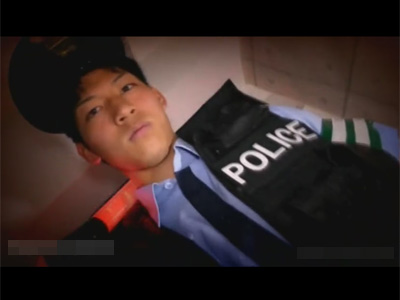 【ゲイ動画】手錠と口枷で拘束されたイケメンな細マッチョの早漏警官がフェラチオと手コキで2発イカされてグッタリ…