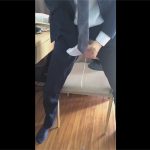 【ツイッターゲイ動画】スーツの素人がチャックからペニスを放り出して即射精し床に精液を発射するティッシュレスオナニー！