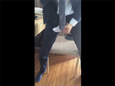 【ツイッターゲイ動画】スーツの素人がチャックからペニスを放り出して即射精し床に精液を発射するティッシュレスオナニー！
