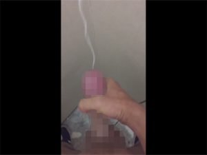 【ツイッターゲイ動画】公衆トイレに籠もって全裸になりズル剥けデカマラパイパンチンポをシゴいて壁に射精する素人！