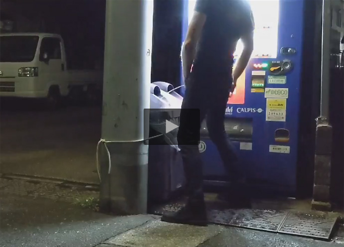 【ツイッターゲイ動画】まるで犬！？自動販売機の空き缶を入れるゴミ箱にオシッコを注ぎ込む変態迷惑男！