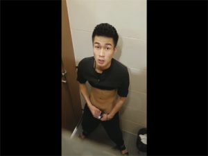 【ツイッターゲイ動画】長いチンポの中国人がトイレで渾身のオナニーをしているところを盗撮していたら見つかってしまう！