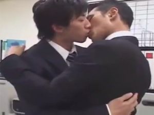 【ゲイ動画】2人のサラリーマンが2人きりのオフィスの中でアナルセックスで愛を深めることになる！