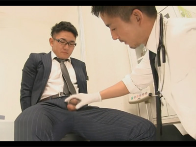 【ゲイ動画】眼鏡をかけている真面目そうなサラリーマンが医師に診察をしてもらうとHなことをされまくる！