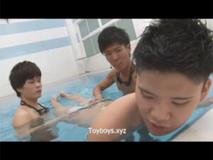 【ゲイ動画ビデオ】プールで泳いでいた3人のマッチョな男が3Pを楽しんでスケベに乱れることになってしまう！