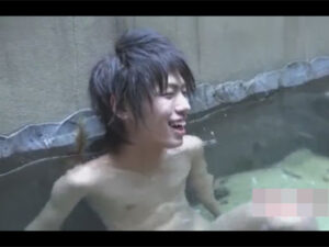 【ゲイ動画ビデオ】ギャル男系の男が温泉でオナニーを楽しんでからフェラチオをたっぷりとする姿を見せてくれる！