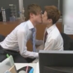 【ゲイ動画】2人の茶髪なサラリーマンがオフィスの中で隠れながらアナルセックスを楽しむことになる！