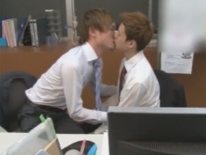 【ゲイ動画ビデオ】2人の茶髪なサラリーマンがオフィスの中で隠れながらアナルセックスを楽しむことになる！