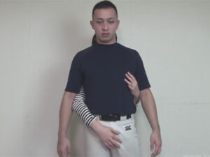 【ゲイ動画ビデオ】野球の練習着を着ている坊主の男が座った状態で手コキやフェラチオをたっぷりとされることになる！